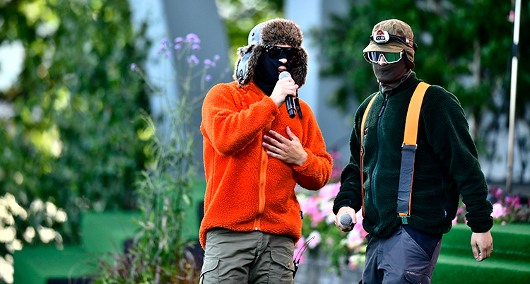 De har varma jackor och masker för ansiktet.