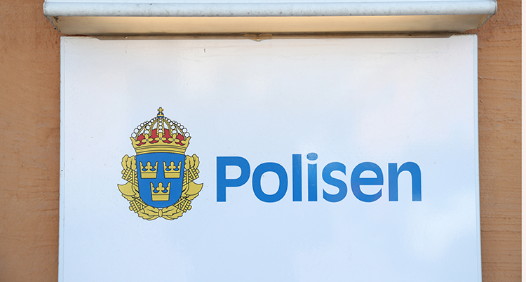 En skylt som det står Polisen på.