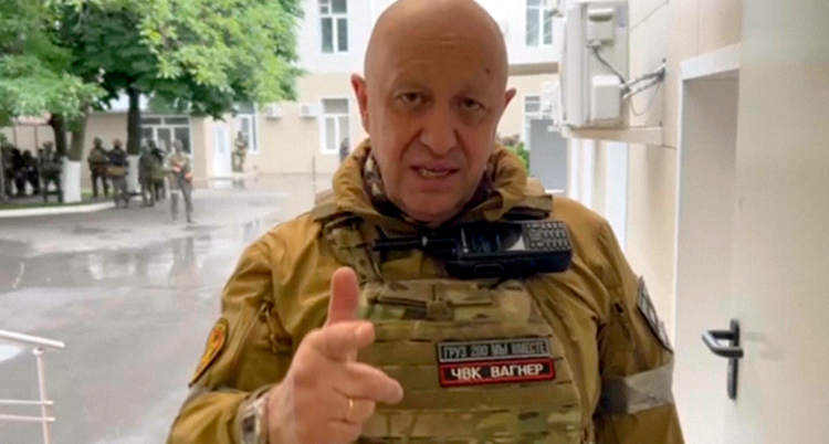 Prigozjin i militära kläder pekar mot kameran.
