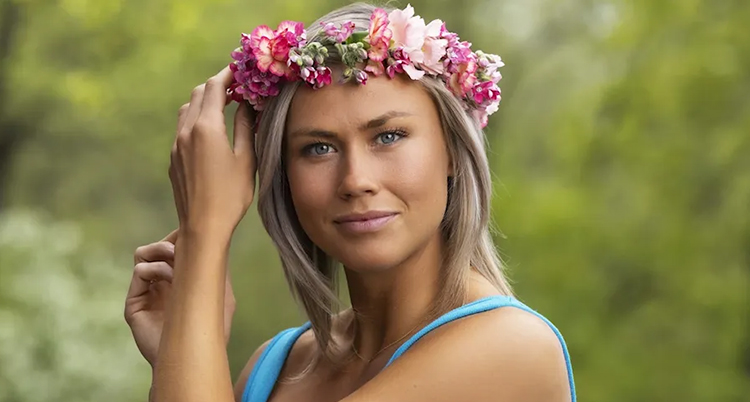 BIanca Salming med en blomsterkrans i håret.