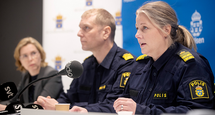 Tre personer sitter intill varandra framför mikrofoner