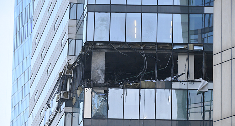 Det är ett stort hål i väggen på ett högt hus.
