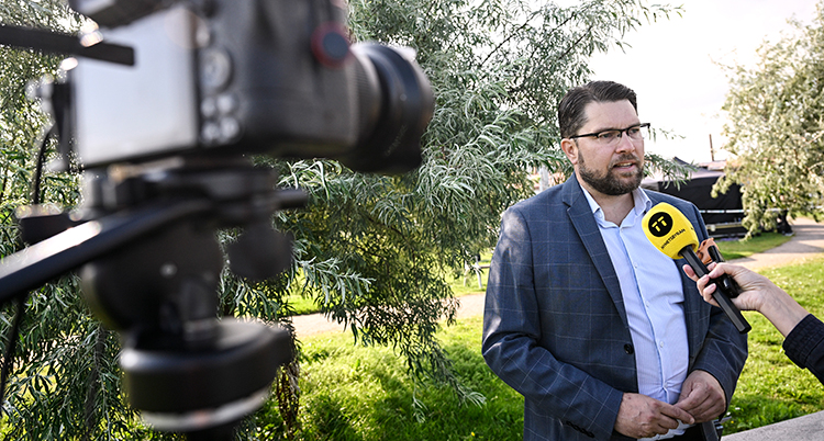 Jimmie Åkesson blir intervjuad.