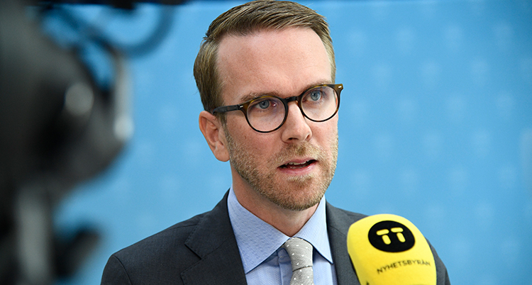 Ministern blir intervjuad.