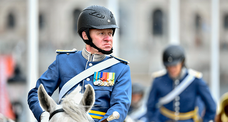 En ryttare med ny hjälm och medaljer.