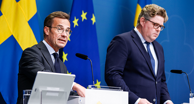 Kristersson och Strömmar står bakom varsin talarstol. Foto: TT