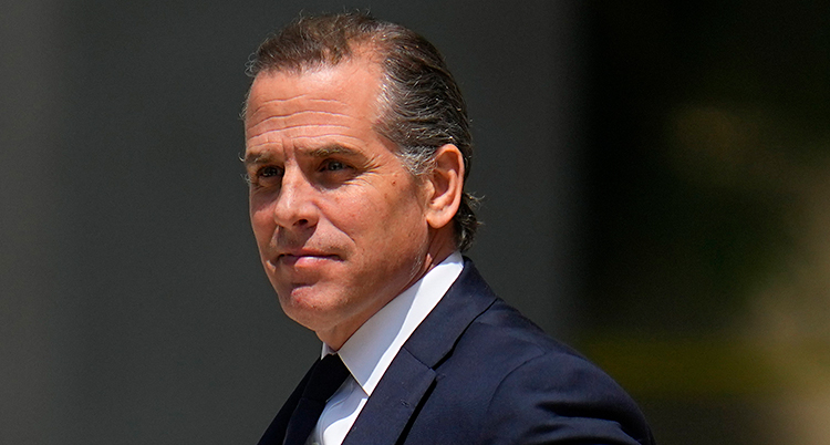 En närbild på Hunter Biden när han är utomhus.