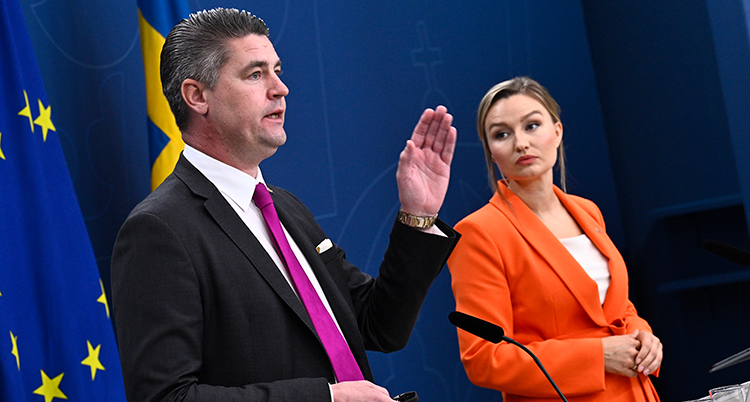 De står bredvid varandra och pratar.
