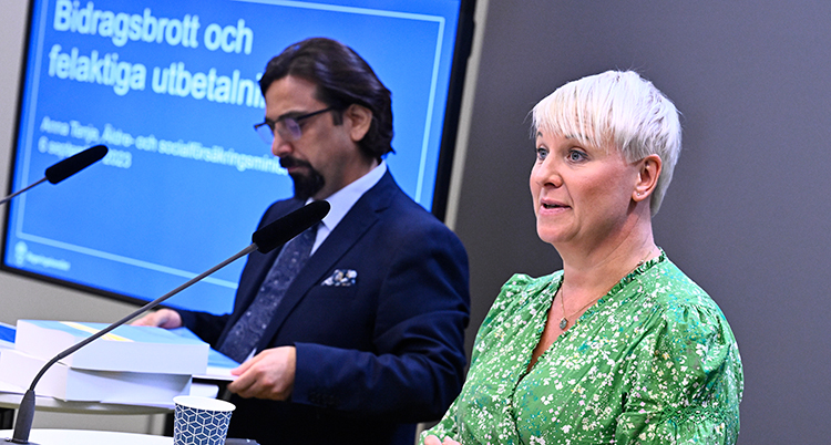 Två personer på en presskonferens.