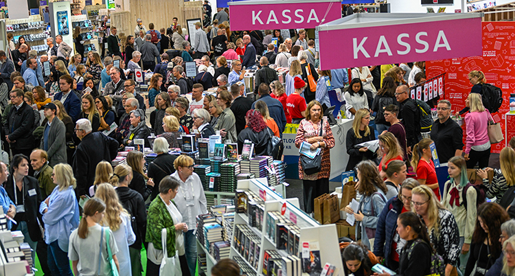 Massor av folk trängs. Det finns skyltar som det står kassa på.