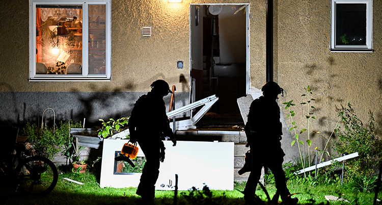 Räddningsarbetare utanför huset.