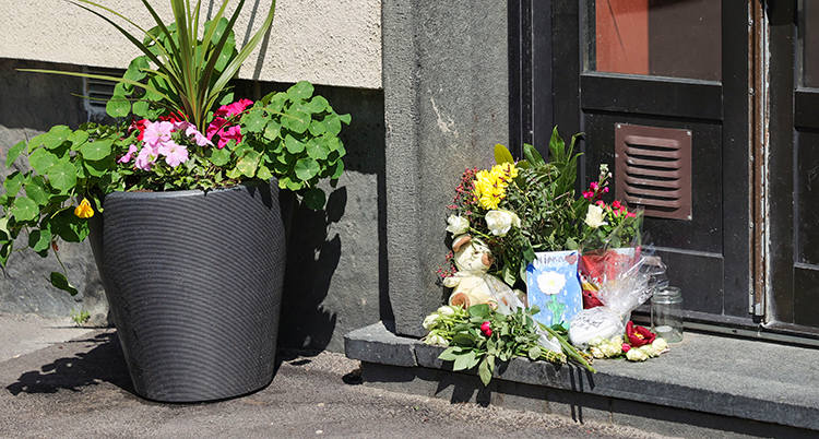 Blommor utanför en port.