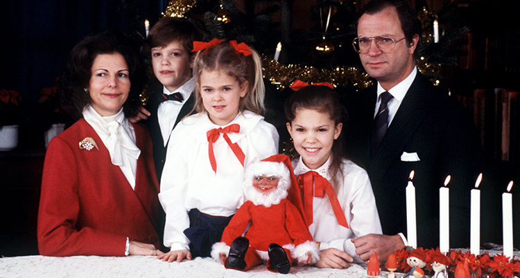 Hela familjen är intill varandra. De är finklädda.