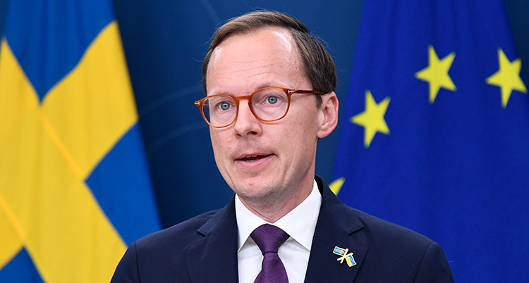En man pratar på en presskonferens.