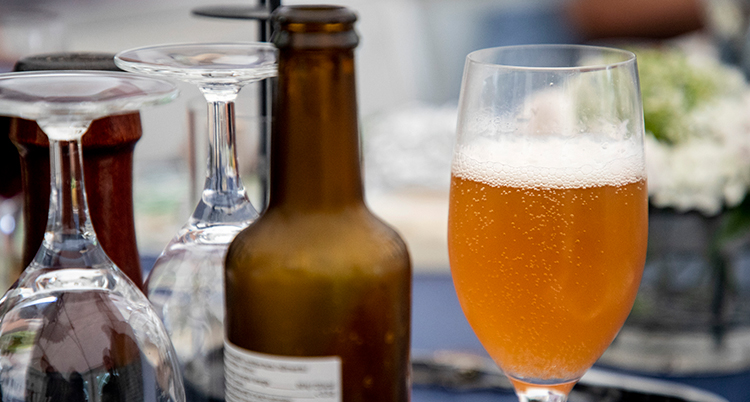 Ett glas med öl.