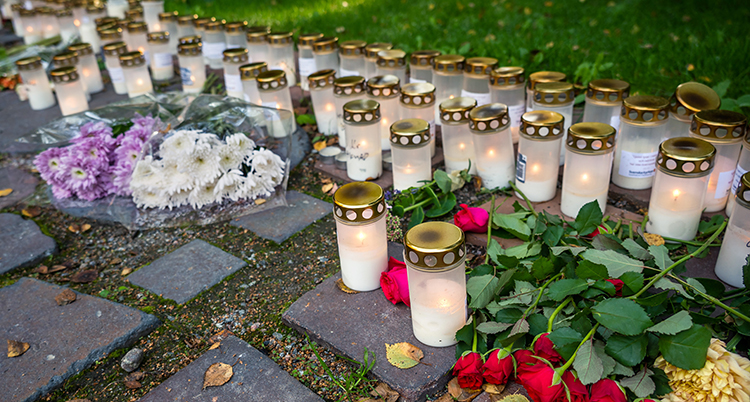 Blommor och ljus på marken.