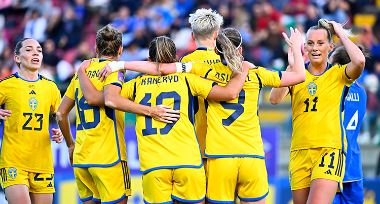 Svenskorna kramas efter matchen.