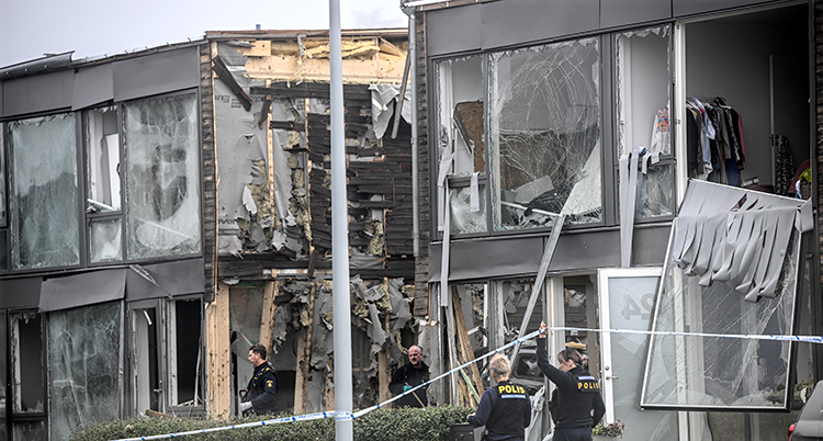 Väggarna och fönstren på flera hus har sprängts bort.