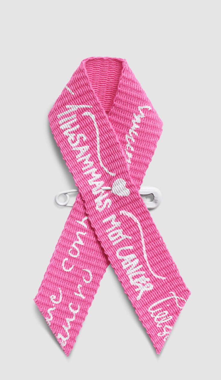 Rosa band med vit text.