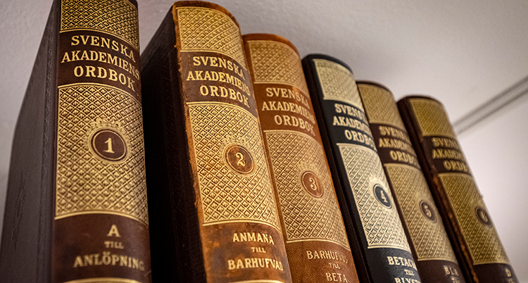 Ryggar på sex uppslagsböcker.