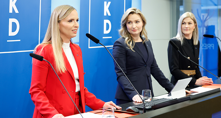 Sara Skyttedal, Ebba Busch och Ella Kardemark träffar journalister.