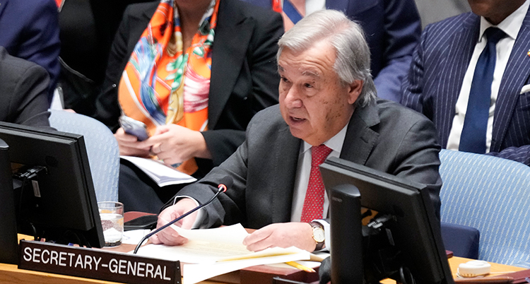 Guterres håller tal.