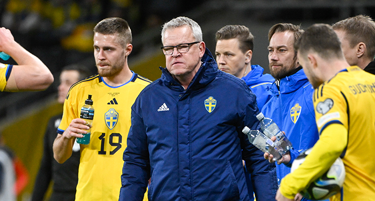 Andersson tillsammans med spelare i landslaget.