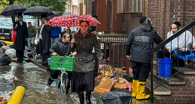 Trottoaren är full av vatten.