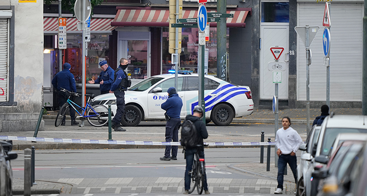 poliser och polisbil på en gata.
