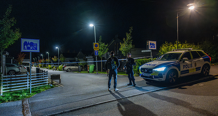 Poliser har spärrat av en gata.