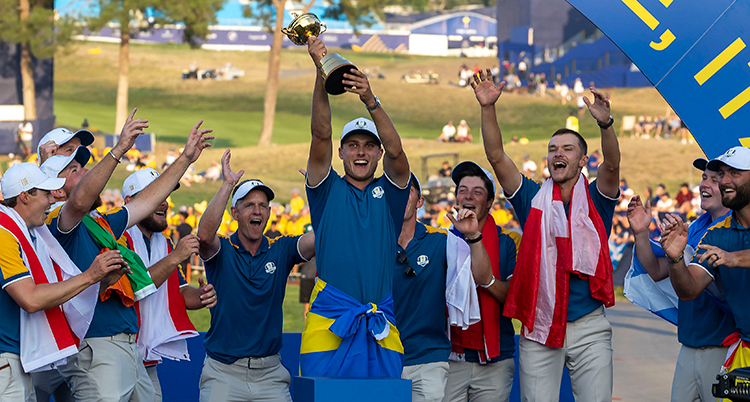 Spelare jublar och håller upp en pokal.