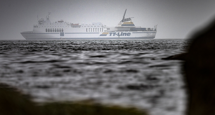 En båt syns på avstånd.