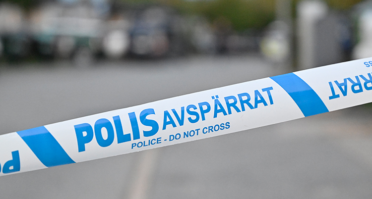 ett blått och vitt band som det står polis och avspärrat på.