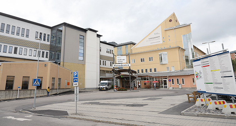 Sjukhuset utifrån, med den stora ingången.