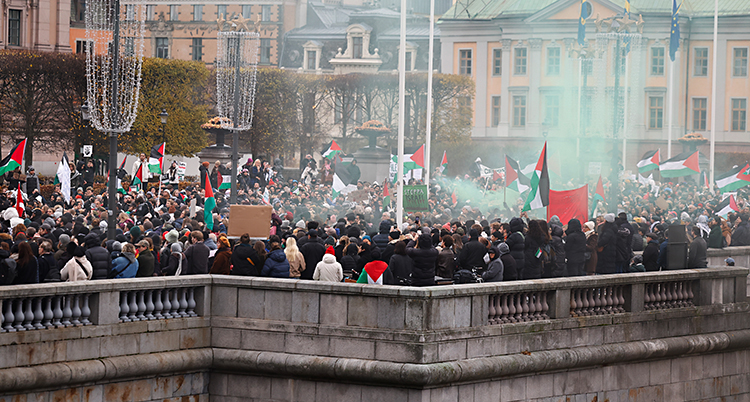 Folk har samlats. Många har palestinska flaggor.