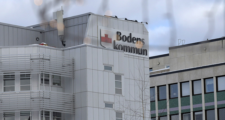 Bodens kommunhus. Det är grått och har en skylt.