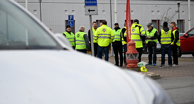 Flera personer i gula västar.