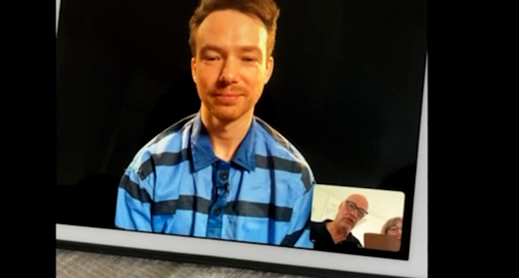 Ett foto på Floderus. Bilden är tagen från ett videosamtal. I ett av hörnen av bilden syns hans föräldrar.