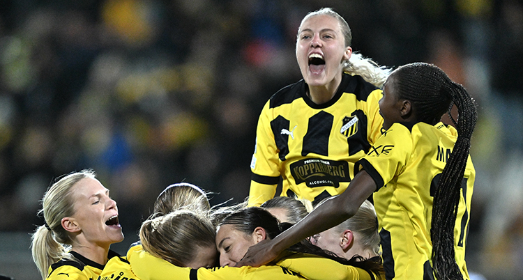 Flera spelare kramas och jublar.
