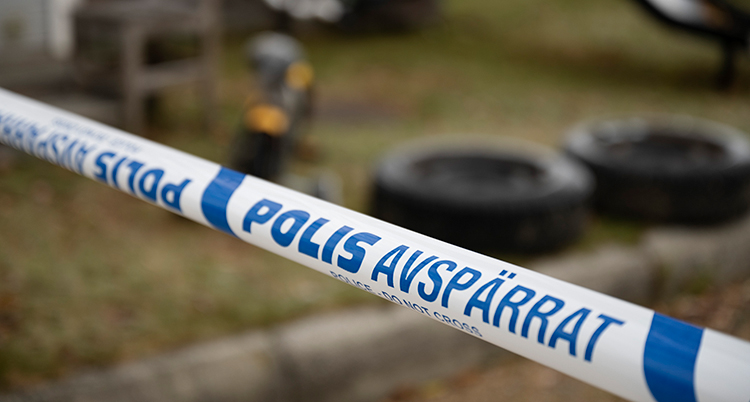 Ett band där det står polis.