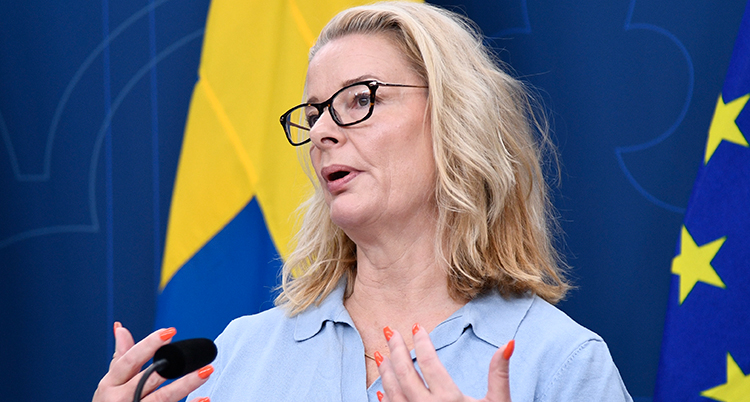 Lotta Edholm pratar på en presskonferens.