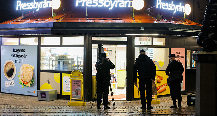 Poliser utanför Pressbyrån.