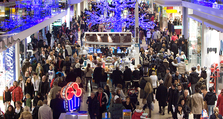 Fullt av folk trängs i en galleria.