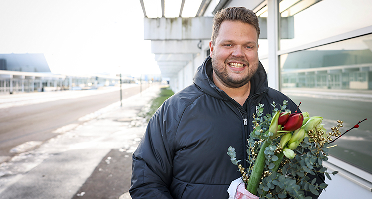 Han ler och tittar in i kameran.