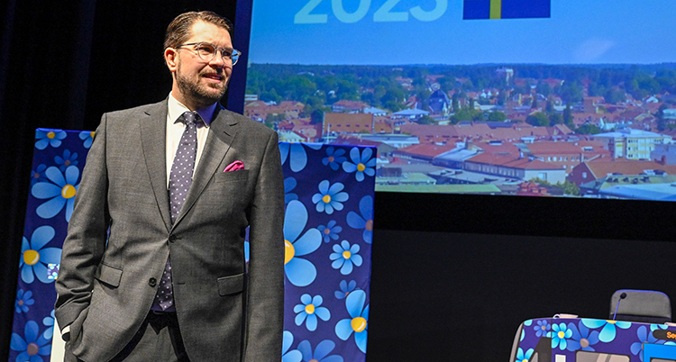 Åkesson framför en talarstol.