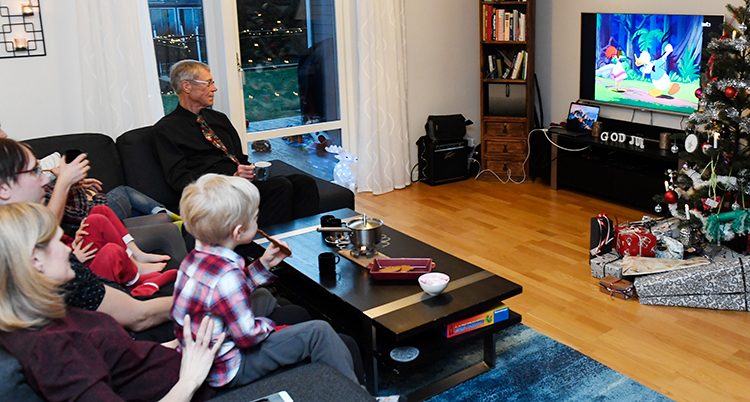Hemma hos en familj som tittar på Kalle Anka på tv.