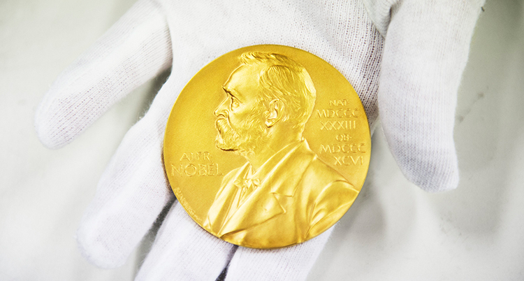 En medalj i guld. På medaljen syns en man.
