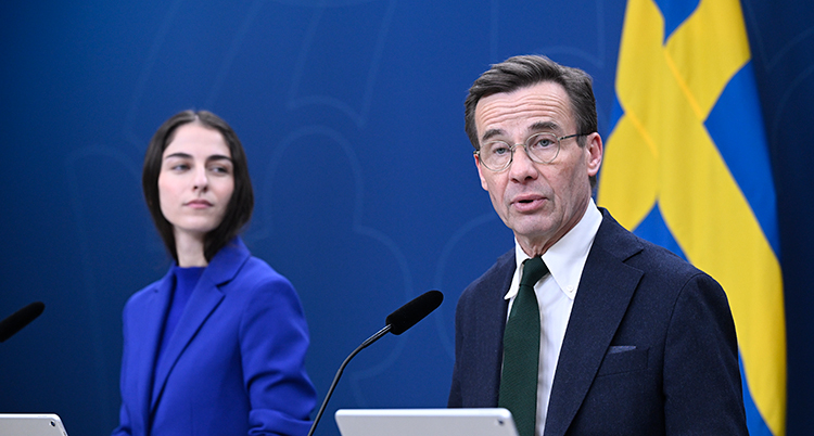 Två ministrar pratar.