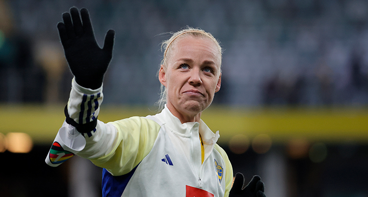 Hon vinkar till publiken efter en match.