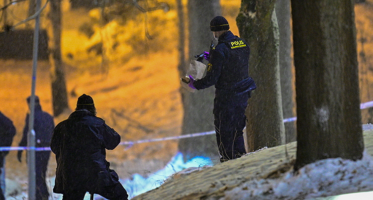 Poliser har spärrat av med tejp.